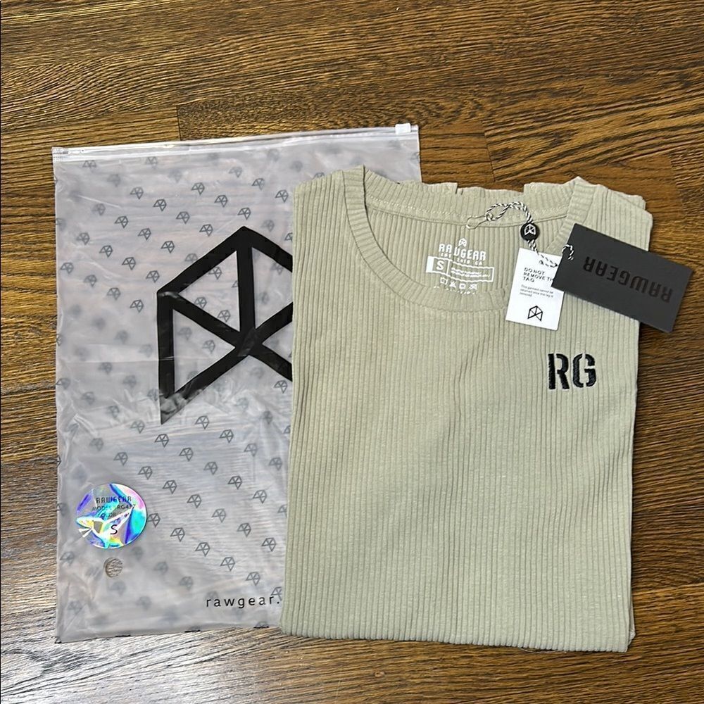 NWT RAW GEAR Ribbed Short Sleeve Shirt in Oak - Size Small